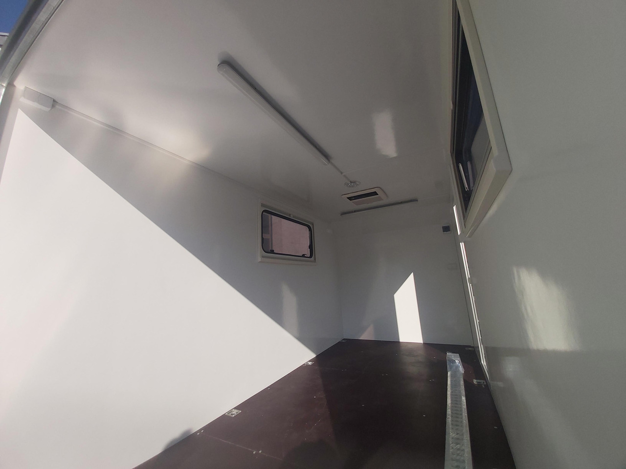 Прицеп-фургон Hochlader Koffer TFSP 420T.01 420x200x210cm Heckrampe Seitentür 2 Fenster+ DL 230V IL 2700kg 100km/H: фото 11