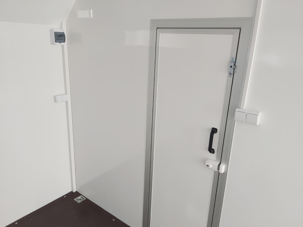 Прицеп-фургон Hochlader Koffer TFSP 420T.01 420x200x210cm Heckrampe Seitentür 2 Fenster+ DL 230V IL 2700kg 100km/H: фото 6
