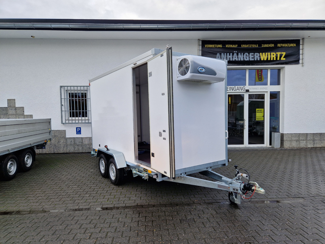Kargo CoolBoxx FK2736HT 355x162x198cm Seitentür 230V +Kühler Govi Arktik 2000 100km/H 2700kg - Прицеп-рефрижератор: фото 1 Kargo CoolBoxx FK2736HT 355x162x198cm Seitentür 230V +Kühler Govi Arktik 2000 100km/H 2700kg - Прицеп-рефрижератор: фото 1