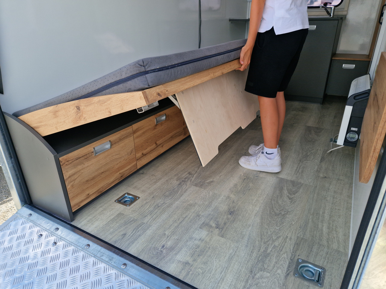 Прицеп дача Koffer Camp TFS ST 320.01 320x150x180cm Premium Rampe Seitentür Fenster Bett 1300kg 100km/H: фото 7