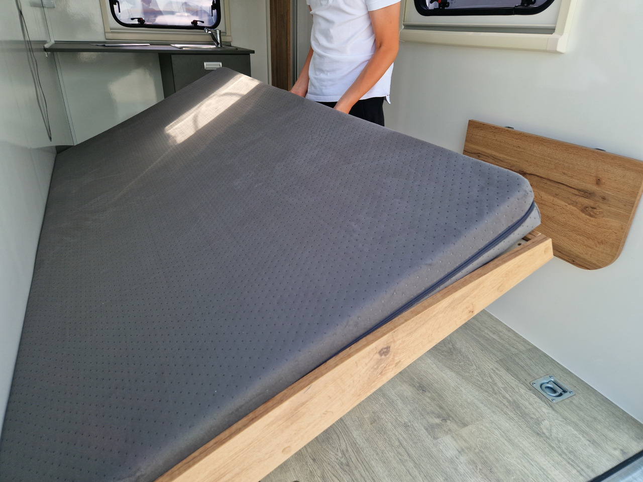 Прицеп дача Koffer Camp TFS ST 320.01 320x150x180cm Premium Rampe Seitentür Fenster Bett 1300kg 100km/H: фото 8