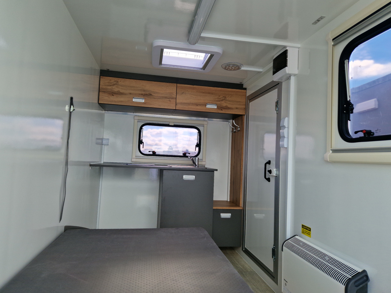 Прицеп дача Koffer Camp TFS ST 320.01 320x150x180cm Premium Rampe Seitentür Fenster Bett 1300kg 100km/H: фото 9