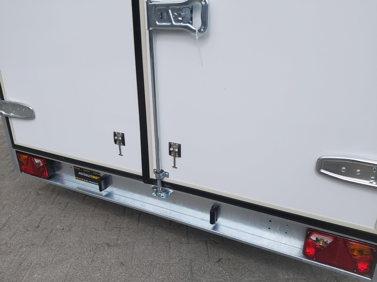 Koffer Sport Camp TFS 360.00 360x200x210cm aero Seitentür Fenster Bett (L) 1300kg 100km/H - Прицеп дача: фото 5 Koffer Sport Camp TFS 360.00 360x200x210cm aero Seitentür Fenster Bett (L) 1300kg 100km/H - Прицеп дача: фото 5