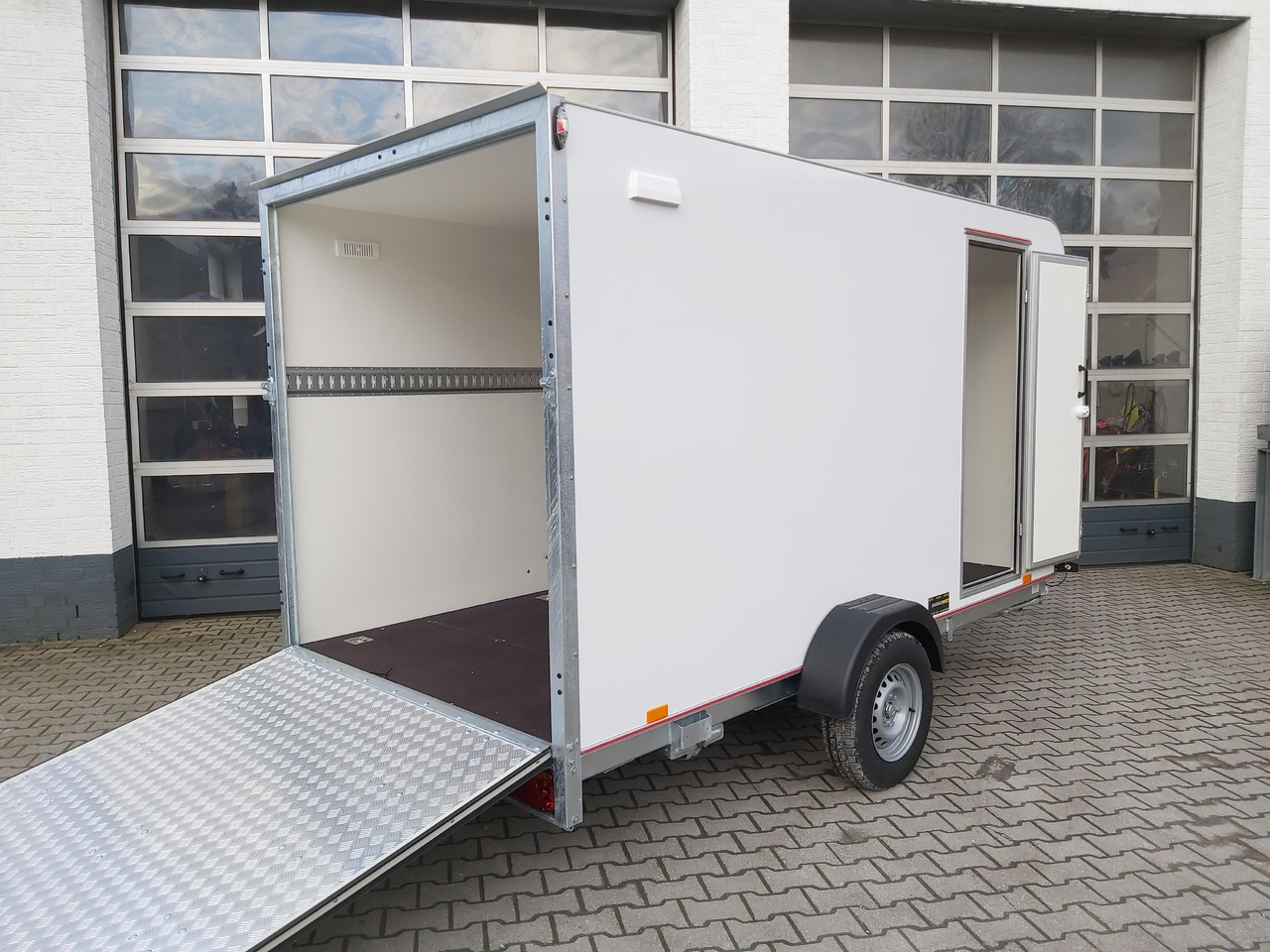 Koffer Sport Camp TFS 360.01 360x180x190cm aero Heckrampe Seitentür Fenster DL IL 1500kg 100km/H - Прицеп-фургон: фото 1 Koffer Sport Camp TFS 360.01 360x180x190cm aero Heckrampe Seitentür Fenster DL IL 1500kg 100km/H - Прицеп-фургон: фото 1