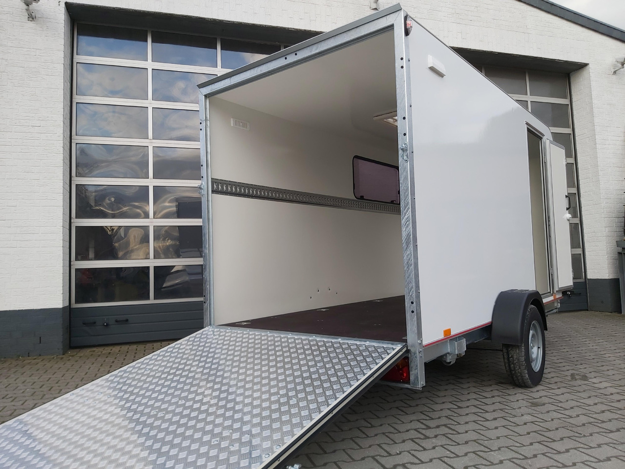 Koffer Sport Camp TFS 360.01 360x180x190cm aero Heckrampe Seitentür Fenster DL IL 1500kg 100km/H - Прицеп-фургон: фото 2 Koffer Sport Camp TFS 360.01 360x180x190cm aero Heckrampe Seitentür Fenster DL IL 1500kg 100km/H - Прицеп-фургон: фото 2