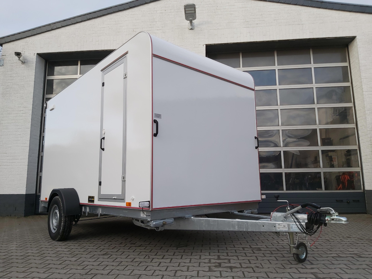 Koffer Sport Camp TFS 360.01 360x180x190cm aero Heckrampe Seitentür Fenster DL IL 1500kg 100km/H - Прицеп-фургон: фото 4 Koffer Sport Camp TFS 360.01 360x180x190cm aero Heckrampe Seitentür Fenster DL IL 1500kg 100km/H - Прицеп-фургон: фото 4