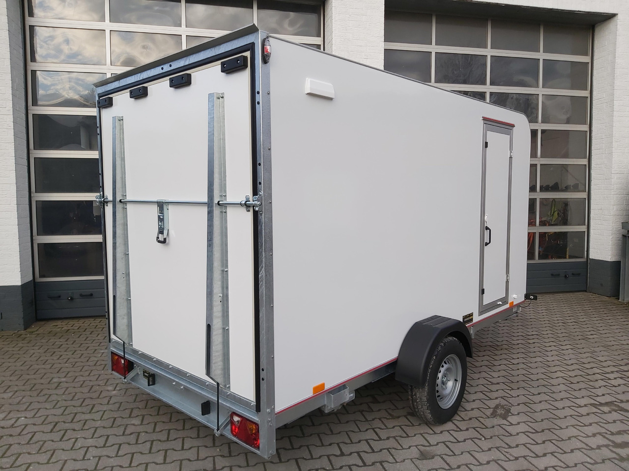 Koffer Sport Camp TFS 360.01 360x180x190cm aero Heckrampe Seitentür Fenster DL IL 1500kg 100km/H - Прицеп-фургон: фото 3 Koffer Sport Camp TFS 360.01 360x180x190cm aero Heckrampe Seitentür Fenster DL IL 1500kg 100km/H - Прицеп-фургон: фото 3