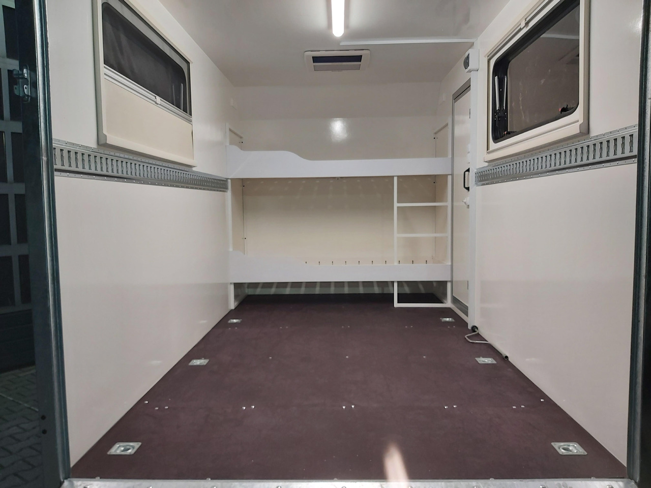 Прицеп дача Koffer Sport Camp TFS 360.01 360x200x210cm aero Seitentür Heckrampe Fenster Bett (L) 100kmH 1300kg: фото 10