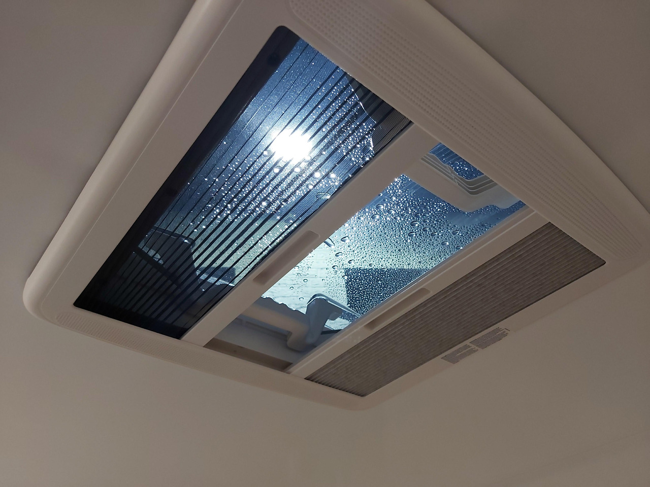 Прицеп дача Koffer Sport Camp TFS 360.01 360x200x210cm aero Seitentür Heckrampe Fenster Bett (L) 100kmH 1300kg: фото 12