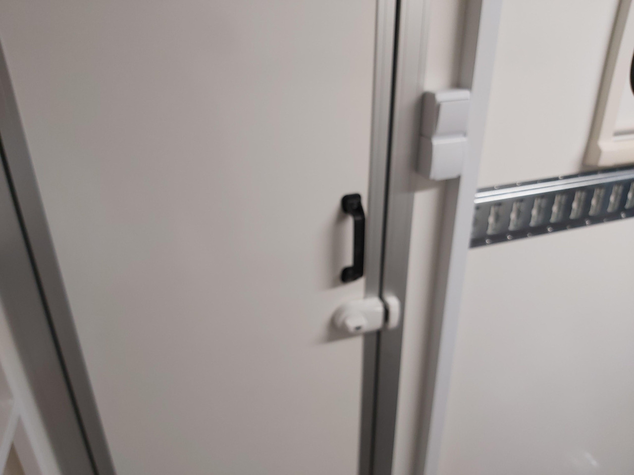 Прицеп дача Koffer Sport Camp TFS 360.01 360x200x210cm aero Seitentür Heckrampe Fenster Bett (L) 100kmH 1300kg: фото 13