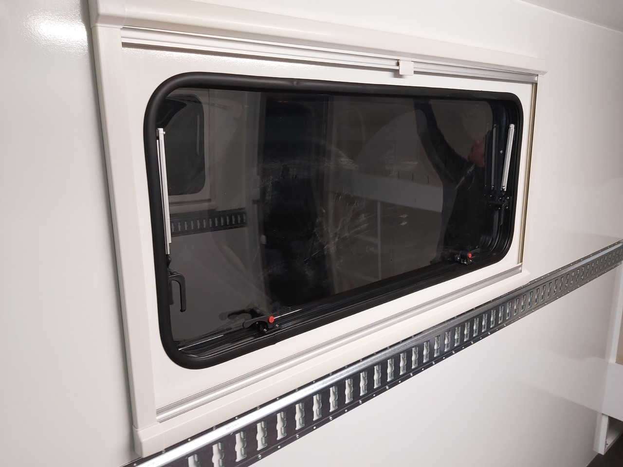 Прицеп дача Koffer Sport Camp TFS 360.01 360x200x210cm aero Seitentür Heckrampe Fenster Bett (L) 100kmH 1300kg: фото 8