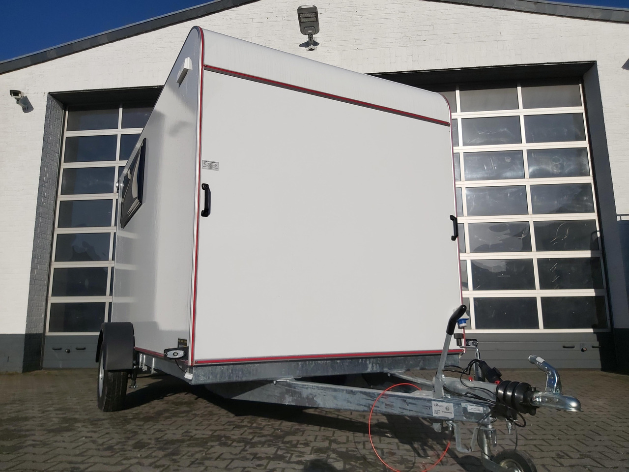 Koffer Sport Camp TFS 360.02 360x180x190cm Heckklappe Seitentür 2 Fenster+ Dachl. 230V 1300kg 100kmH - Прицеп-фургон: фото 3 Koffer Sport Camp TFS 360.02 360x180x190cm Heckklappe Seitentür 2 Fenster+ Dachl. 230V 1300kg 100kmH - Прицеп-фургон: фото 3