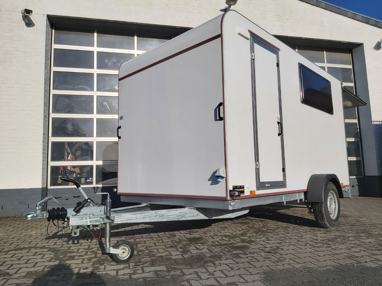 Koffer Sport Camp TFS 360.02 360x180x190cm Heckklappe Seitentür 2 Fenster+ Dachl. 230V 1300kg 100kmH - Прицеп-фургон: фото 1 Koffer Sport Camp TFS 360.02 360x180x190cm Heckklappe Seitentür 2 Fenster+ Dachl. 230V 1300kg 100kmH - Прицеп-фургон: фото 1