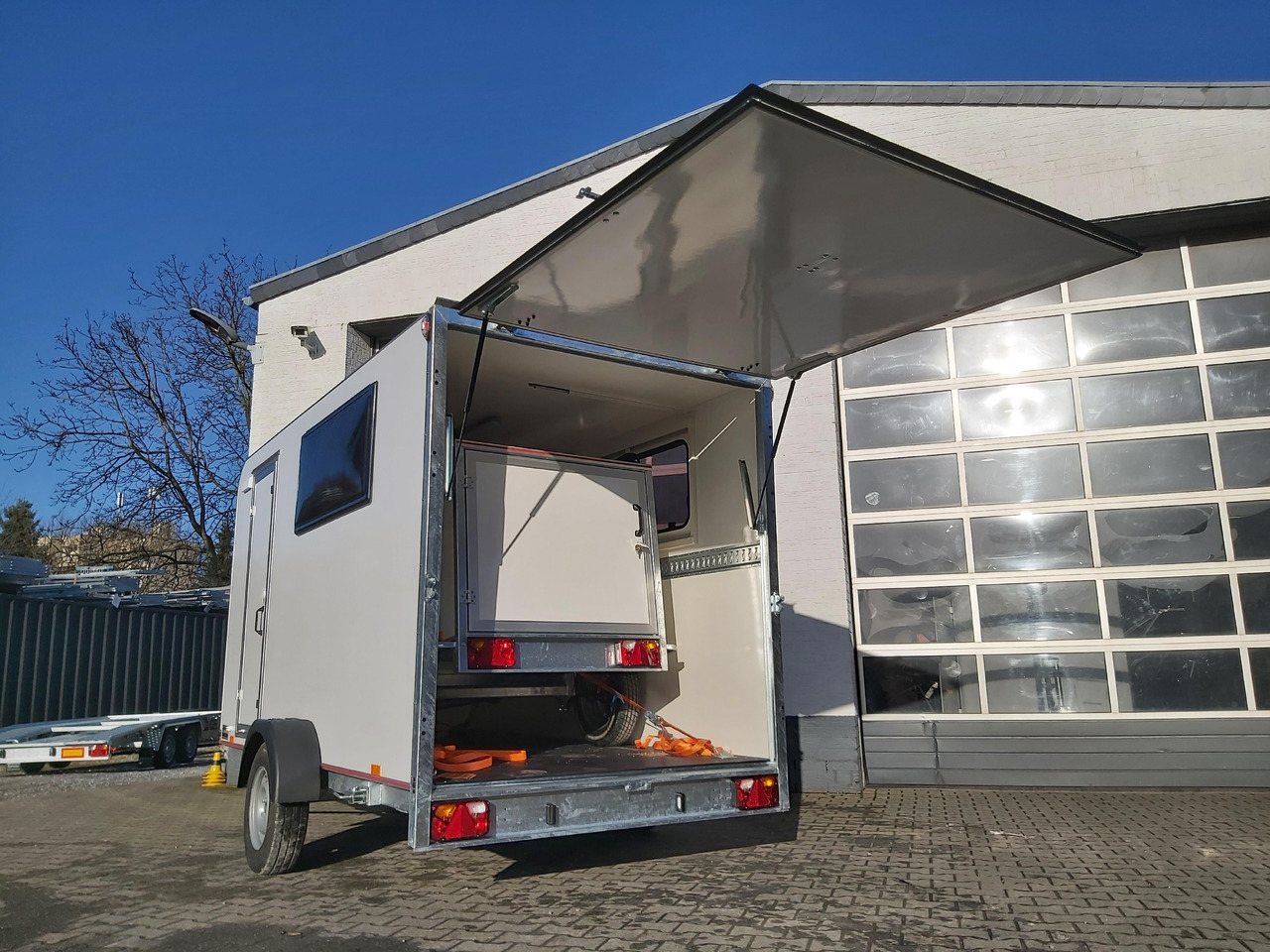 Koffer Sport Camp TFS 360.02 360x180x190cm Heckklappe Seitentür 2 Fenster+ Dachl. 230V 1300kg 100kmH - Прицеп-фургон: фото 4 Koffer Sport Camp TFS 360.02 360x180x190cm Heckklappe Seitentür 2 Fenster+ Dachl. 230V 1300kg 100kmH - Прицеп-фургон: фото 4