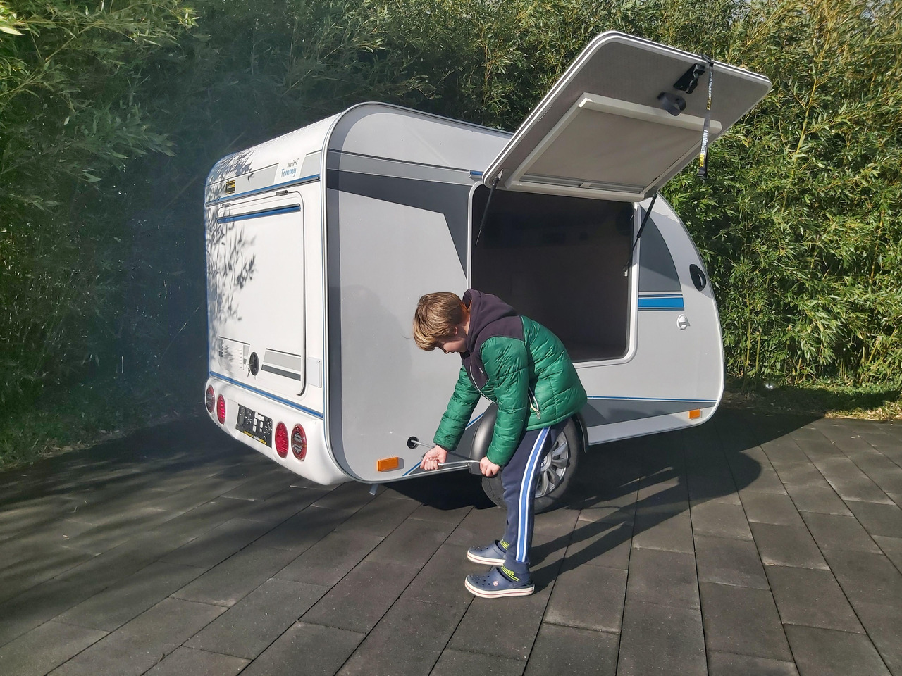 Прицеп дача Mini Camper Mini Tommy TMC25 252x140x121cm aero V1 Küche 12V/230V 100km/H 750kg gebremst Modell 24: фото 11