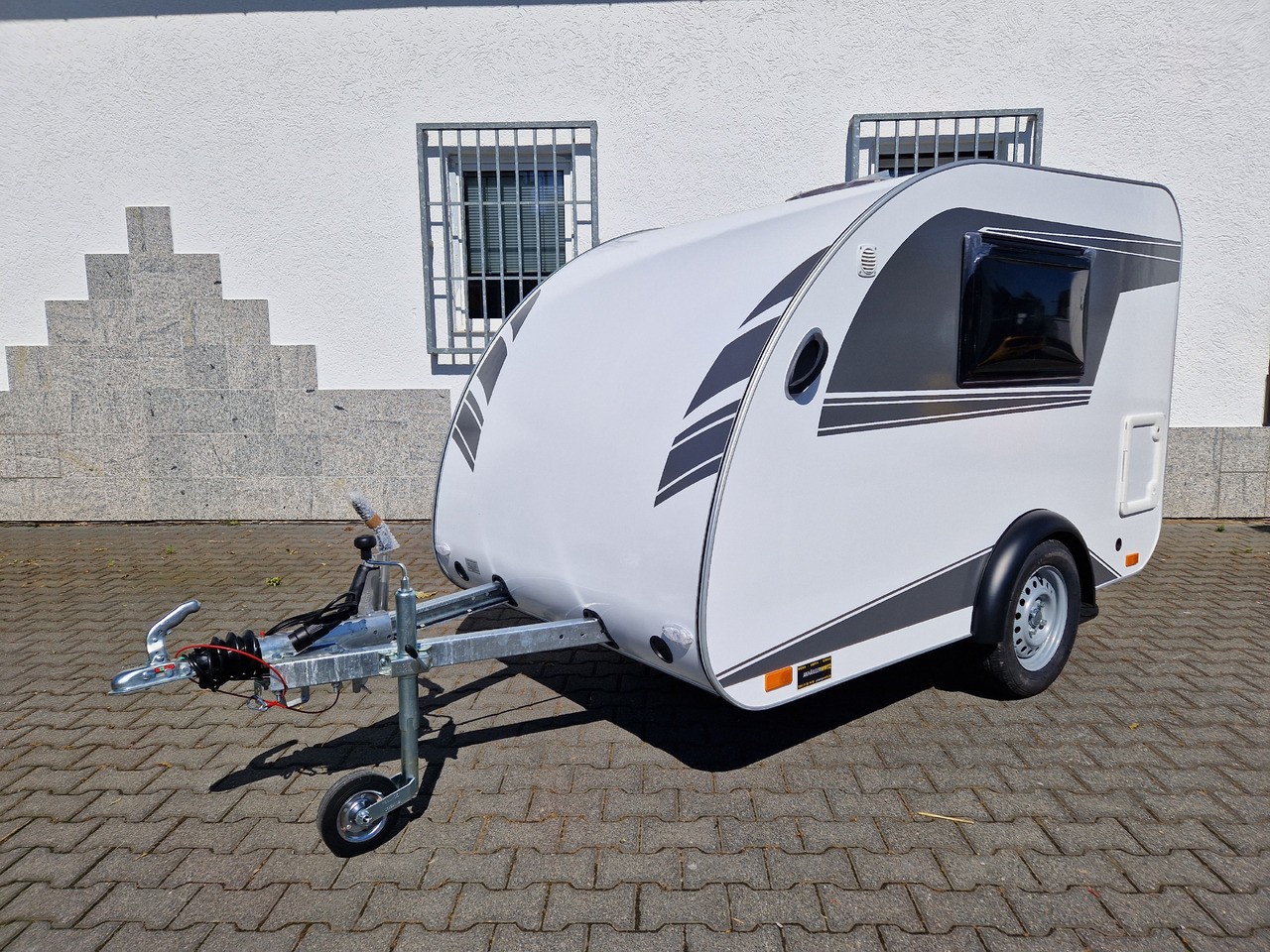 Прицеп дача Mini Camper Mini Tommy TMC25 252x140x121cm aero V1 Küche 12V/230V 100km/H 750kg gebremst Modell 24: фото 24