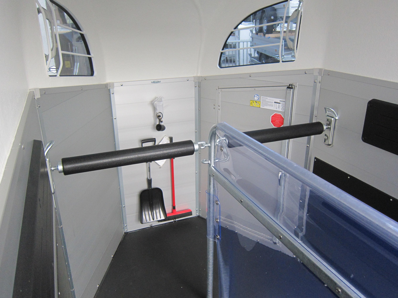 Прицеп-коневоз Pferdeanhänger Böckmann Champion C 2400kg Heckflügeltür blackline CFF+ 100 km/H 2400kg Abverkauf: фото 7 Прицеп-коневоз Pferdeanhänger Böckmann Champion C 2400kg Heckflügeltür blackline CFF+ 100 km/H 2400kg Abverkauf: фото 7