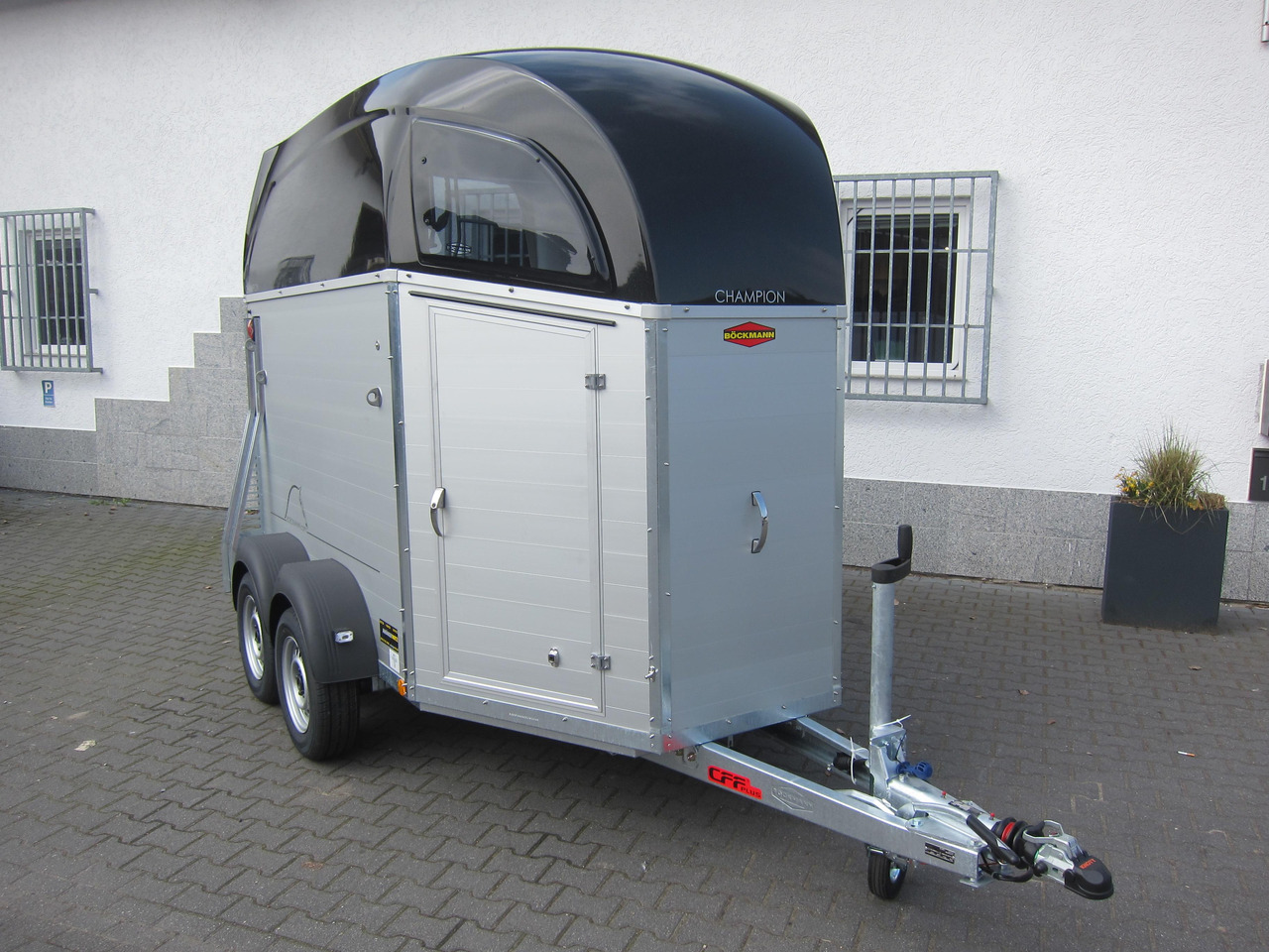 Прицеп-коневоз Pferdeanhänger Böckmann Champion C 2400kg Heckflügeltür blackline CFF+ 100 km/H 2400kg Abverkauf: фото 9 Прицеп-коневоз Pferdeanhänger Böckmann Champion C 2400kg Heckflügeltür blackline CFF+ 100 km/H 2400kg Abverkauf: фото 9