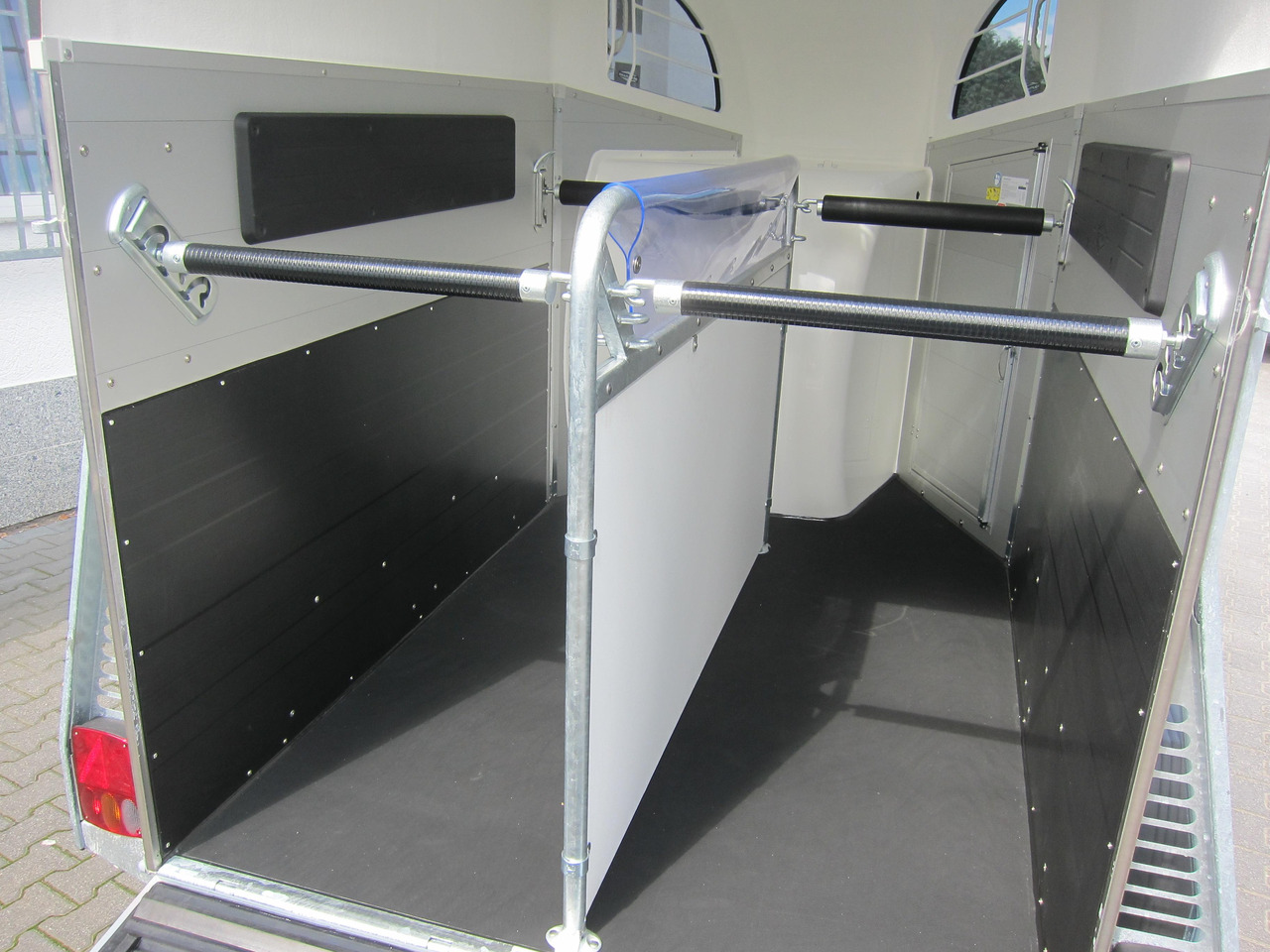 Pferdeanhänger Böckmann Champion R 165 Western Sattelkammer blackline 2400kg CFF 100 km/H Modell 22 - Прицеп-коневоз: фото 5 Pferdeanhänger Böckmann Champion R 165 Western Sattelkammer blackline 2400kg CFF 100 km/H Modell 22 - Прицеп-коневоз: фото 5