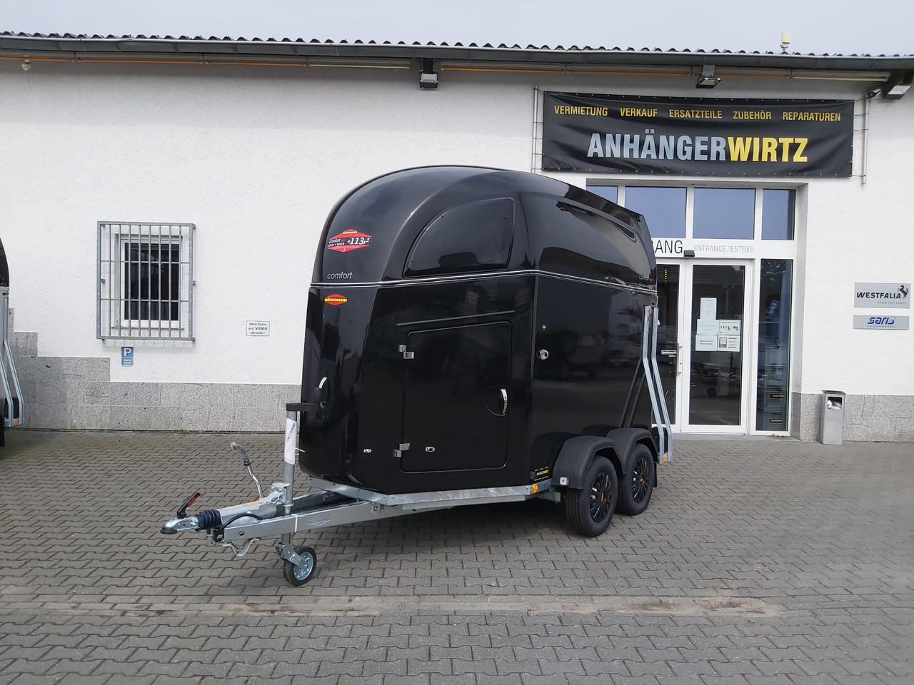 Pferdeanhänger Böckmann Comfort Esprit black Set Sattelkammer Trittschutz 100km/H 2400kg Modell 2024 - Прицеп-коневоз: фото 2 Pferdeanhänger Böckmann Comfort Esprit black Set Sattelkammer Trittschutz 100km/H 2400kg Modell 2024 - Прицеп-коневоз: фото 2