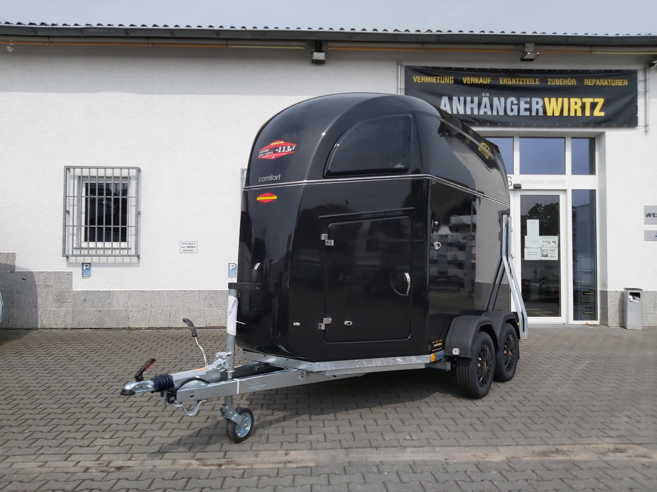 Pferdeanhänger Böckmann Comfort Esprit black Set Sattelkammer Trittschutz 100km/H 2400kg Modell 2024 - Прицеп-коневоз: фото 1 Pferdeanhänger Böckmann Comfort Esprit black Set Sattelkammer Trittschutz 100km/H 2400kg Modell 2024 - Прицеп-коневоз: фото 1