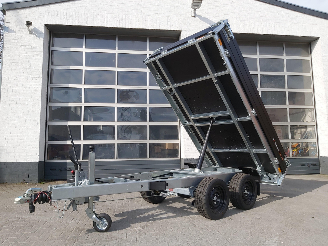Saris Kipper K1 276 150 2000 2 276x150x30cm black Edition Handpumpe 13" (S) 2000kg Aktion - Самосвальный прицеп: фото 3 Saris Kipper K1 276 150 2000 2 276x150x30cm black Edition Handpumpe 13" (S) 2000kg Aktion - Самосвальный прицеп: фото 3