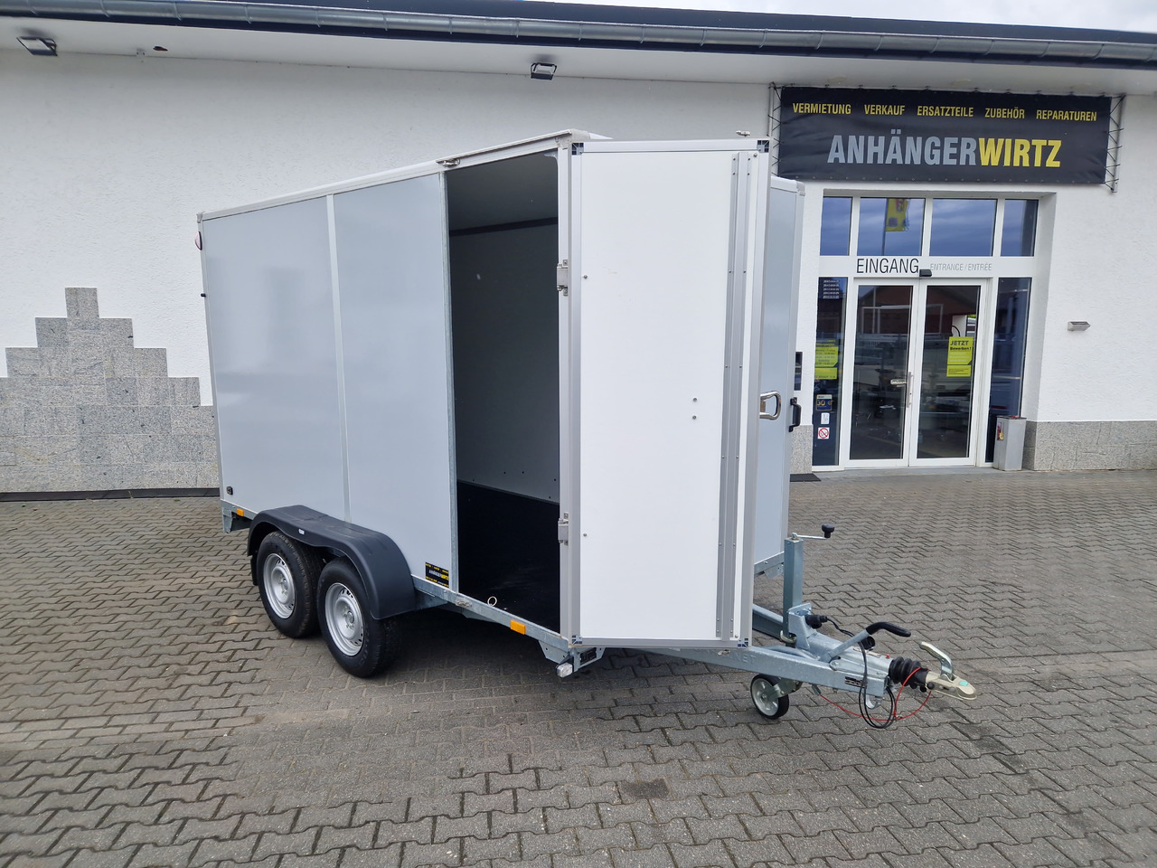 Saris Koffer GO 356 169 200 2700 2 356x169x200cm Hecktüren Seitentür grau GFK (L) 2700kg - Прицеп-фургон: фото 1 Saris Koffer GO 356 169 200 2700 2 356x169x200cm Hecktüren Seitentür grau GFK (L) 2700kg - Прицеп-фургон: фото 1