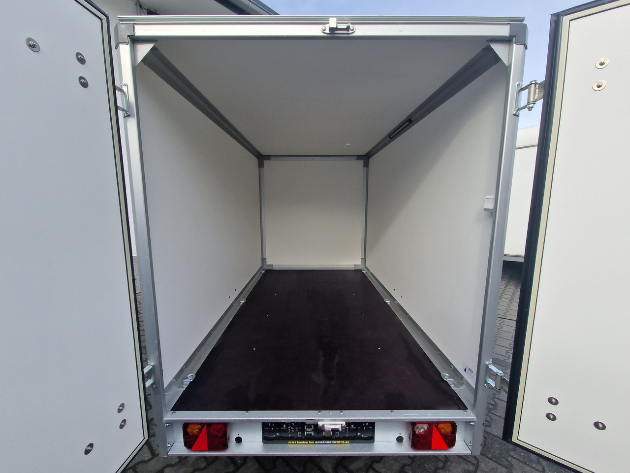 Прицеп-фургон Variant C1315 C2 Edition black 258x148x157cm Alufelgen darkline 1350kg 100km/H 2024 black deal: фото 7