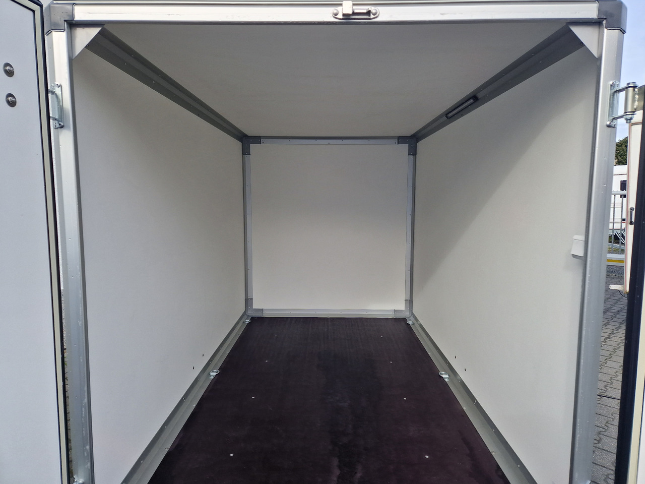 Прицеп-фургон Variant C1315 C2 Edition black 258x148x157cm Alufelgen darkline 1350kg 100km/H 2024 black deal: фото 11