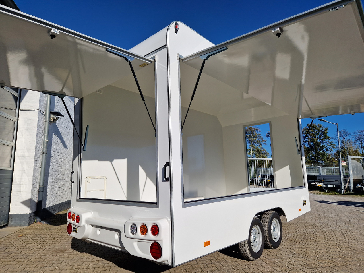 Verkaufsanhänger VK 422 200 aero retro 420x200x230cm 2 Verkaufsklappen Tür vorn (XL) 2000kg - Торговый прицеп: фото 4 Verkaufsanhänger VK 422 200 aero retro 420x200x230cm 2 Verkaufsklappen Tür vorn (XL) 2000kg - Торговый прицеп: фото 4