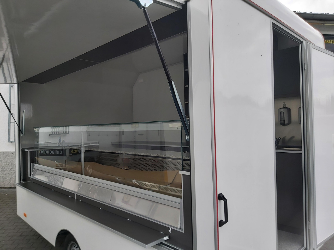 Verkaufsanhänger VK P 360 220 aero 360cm 300cm Kühltheke Ausstattung Verkaufklappe Profi (L) 1300kg - Торговый прицеп: фото 2 Verkaufsanhänger VK P 360 220 aero 360cm 300cm Kühltheke Ausstattung Verkaufklappe Profi (L) 1300kg - Торговый прицеп: фото 2