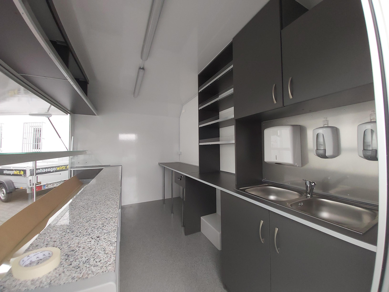 Verkaufsanhänger VK P 360 220 aero 360cm 300cm Kühltheke Ausstattung Verkaufklappe Profi (L) 1300kg - Торговый прицеп: фото 5 Verkaufsanhänger VK P 360 220 aero 360cm 300cm Kühltheke Ausstattung Verkaufklappe Profi (L) 1300kg - Торговый прицеп: фото 5