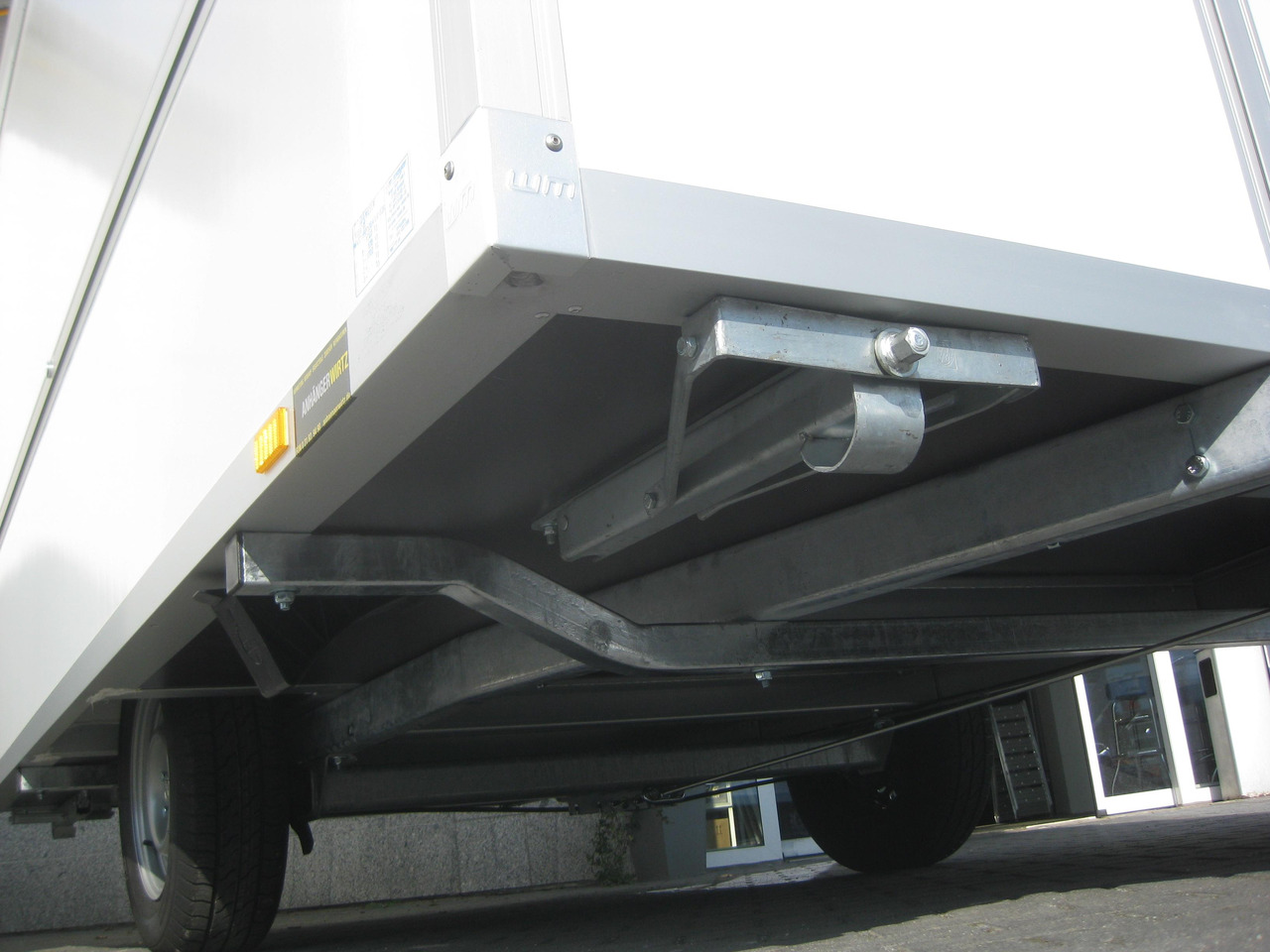 Verkaufsanhänger VKE 1337/206 370cm 2 Verkaufsklappen Tür vorn Multi Leerwagen (L) 1300 kg - Торговый прицеп: фото 4 Verkaufsanhänger VKE 1337/206 370cm 2 Verkaufsklappen Tür vorn Multi Leerwagen (L) 1300 kg - Торговый прицеп: фото 4