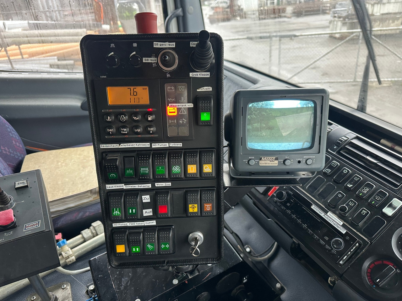 MERCEDES-BENZ Atego 1823 4x4 Faun 7m3 - Подметально-уборочная машина: фото 4 MERCEDES-BENZ Atego 1823 4x4 Faun 7m3 - Подметально-уборочная машина: фото 4