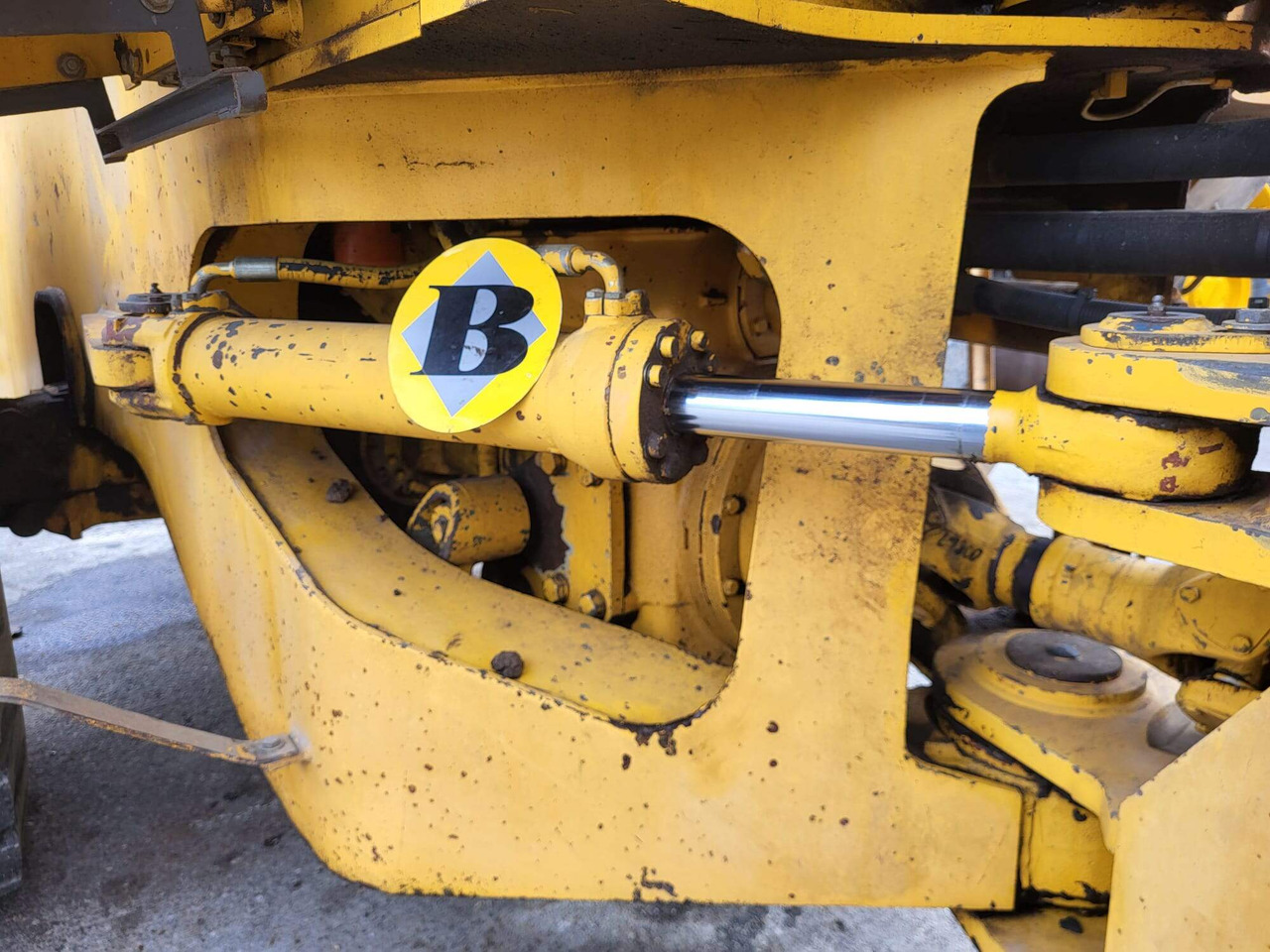 Volvo hydraulic cylinder - Гидравлический цилиндр для Погрузчиков: фото 1 Volvo hydraulic cylinder - Гидравлический цилиндр для Погрузчиков: фото 1