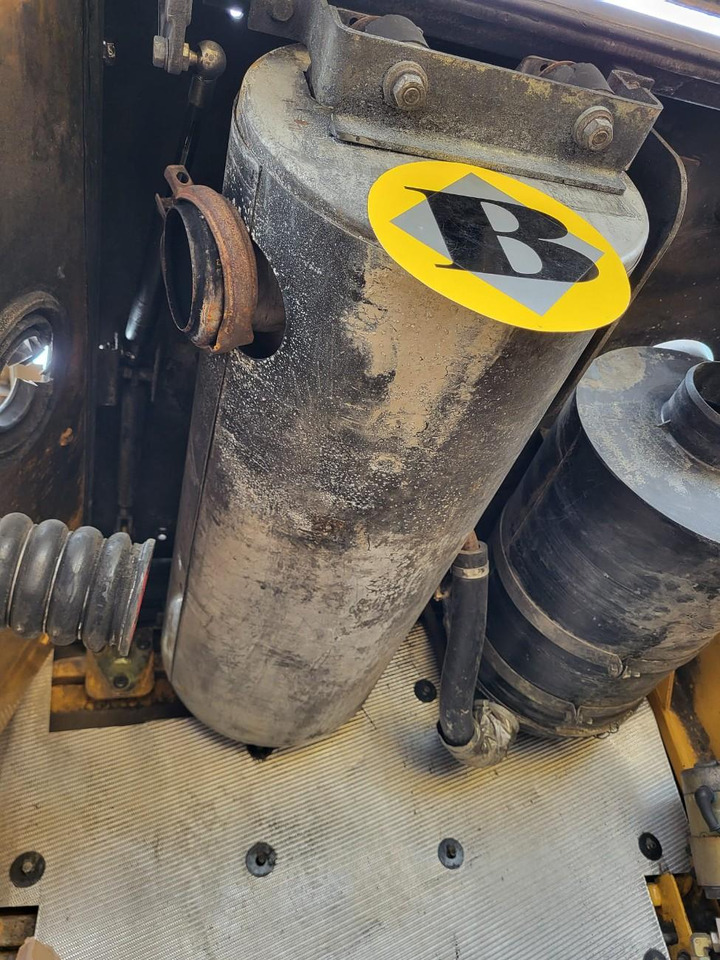 Volvo silencer - Запчасти для Погрузчиков: фото 4 Volvo silencer - Запчасти для Погрузчиков: фото 4