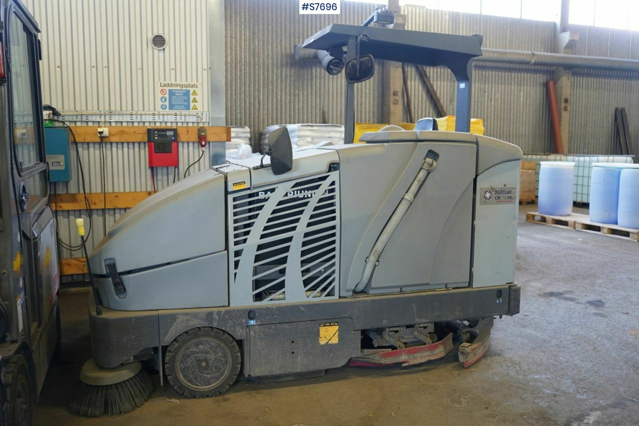 Cleaning machine Nilfisk CR1200 rep.object - Подметально-уборочная машина: фото 1 Cleaning machine Nilfisk CR1200 rep.object - Подметально-уборочная машина: фото 1