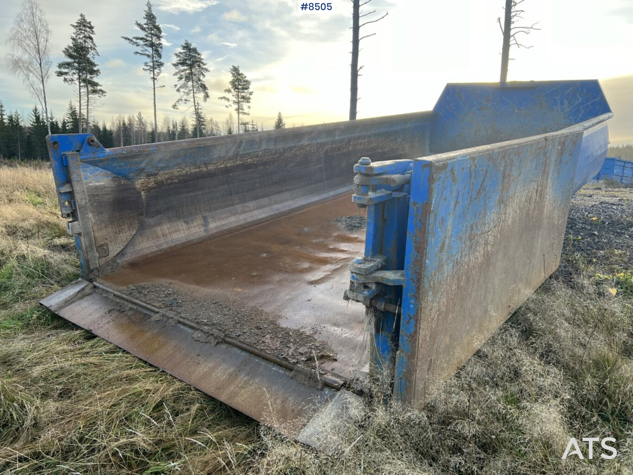 Крюковой мультилифт Hook Truck Volvo FH 12 6x4 Tridem with gravel flatbed(VIDEO): фото 5