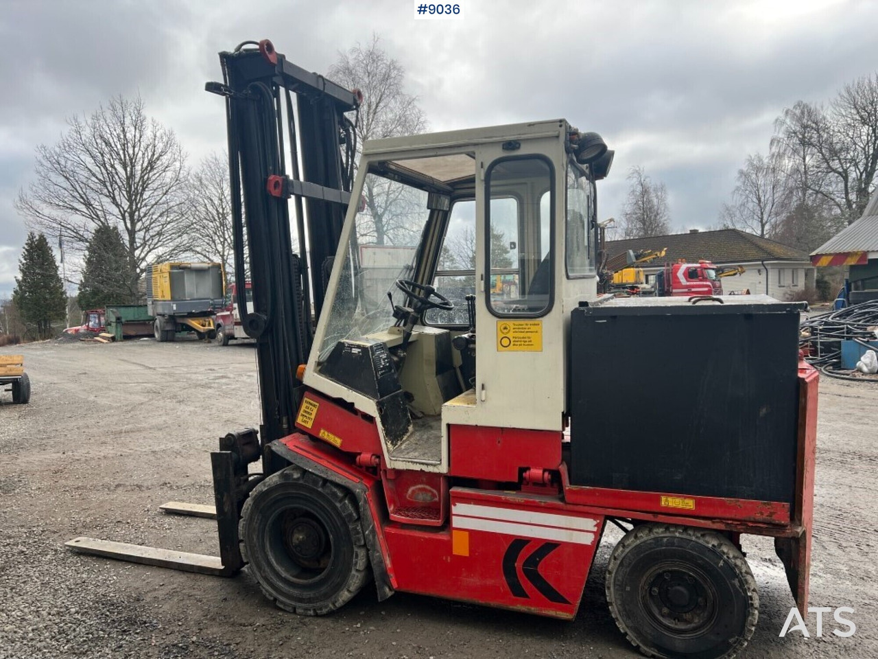 Truck Kalmar EB 4-500 with battery charger and extra tire - Вилочный погрузчик: фото 4 Truck Kalmar EB 4-500 with battery charger and extra tire - Вилочный погрузчик: фото 4