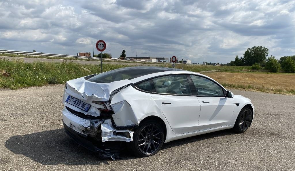 Tesla MODEL 3 5YJ3 Carte Grise Française endommagée - Легковой автомобиль: фото 4 Tesla MODEL 3 5YJ3 Carte Grise Française endommagée - Легковой автомобиль: фото 4
