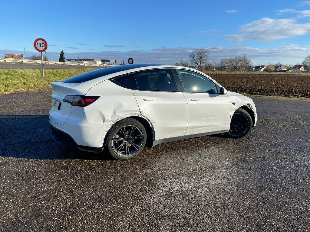Tesla MODEL Y Basis/Rwd 1er Main endommagée - Легковой автомобиль: фото 4 Tesla MODEL Y Basis/Rwd 1er Main endommagée - Легковой автомобиль: фото 4