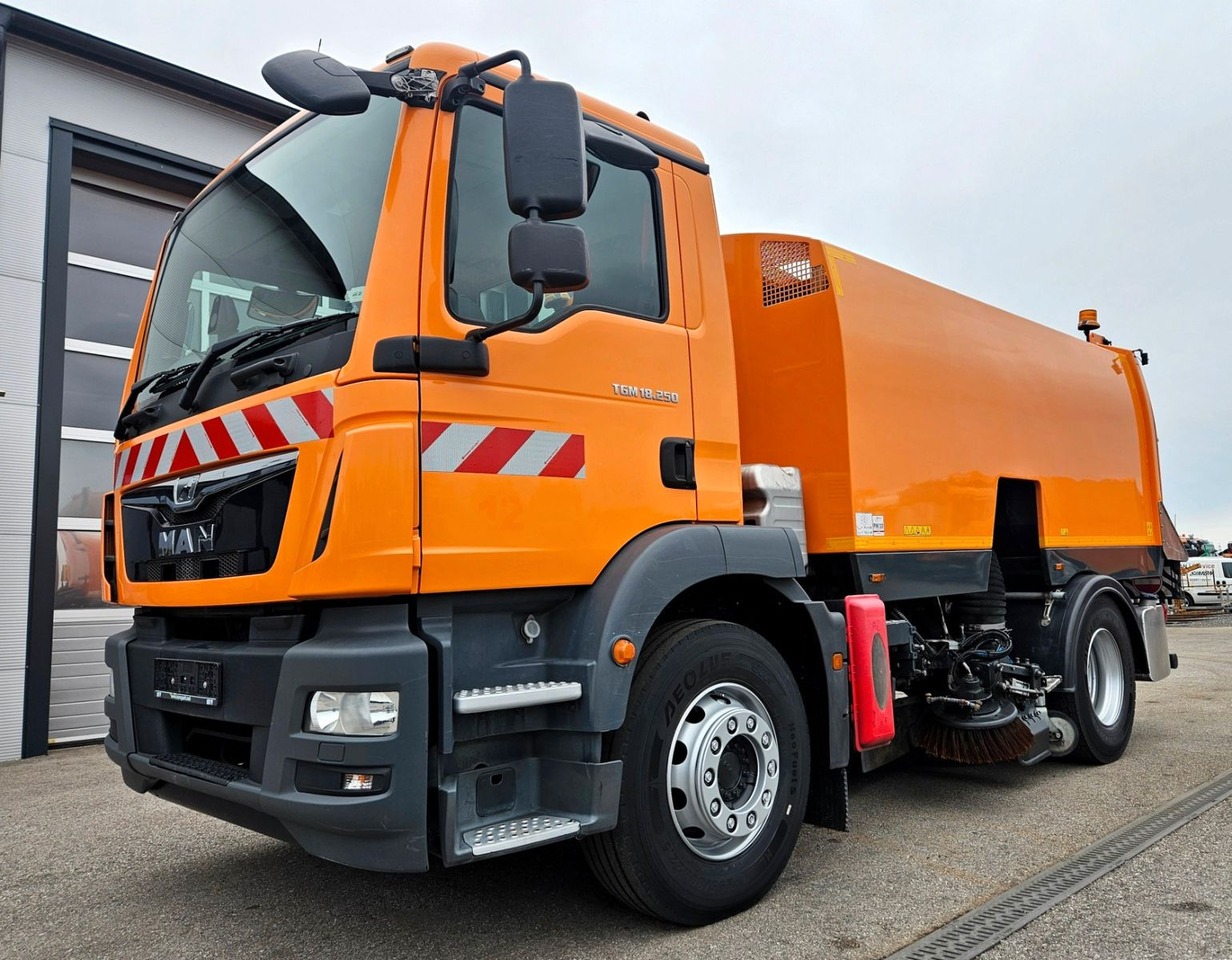 MAN TGM 18.250 Euro6 BROCK SL200 L+R Aufbaumotor - Подметально-уборочная машина: фото 1 MAN TGM 18.250 Euro6 BROCK SL200 L+R Aufbaumotor - Подметально-уборочная машина: фото 1