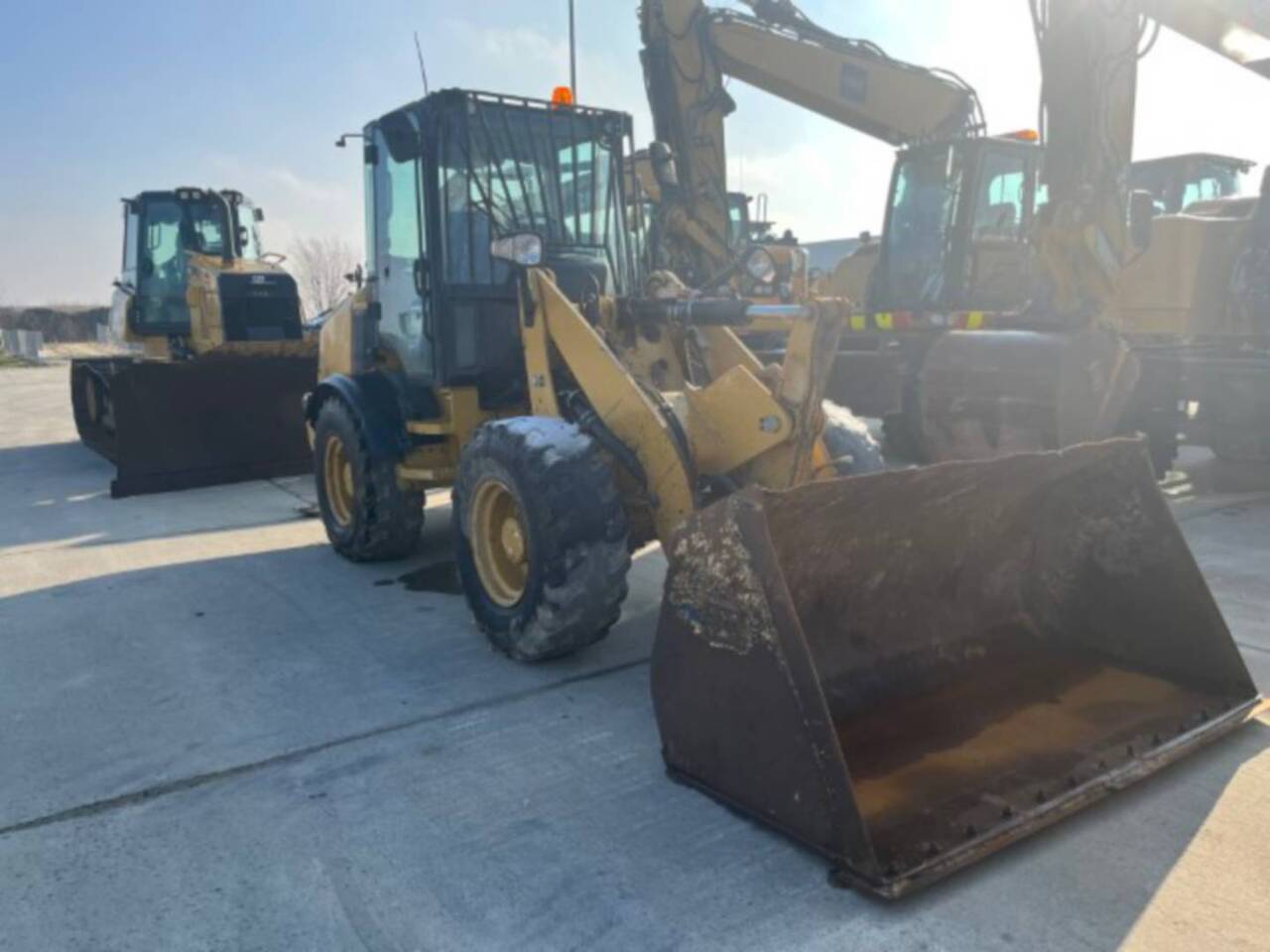 CAT 908M - Колёсный погрузчик: фото 2 CAT 908M - Колёсный погрузчик: фото 2