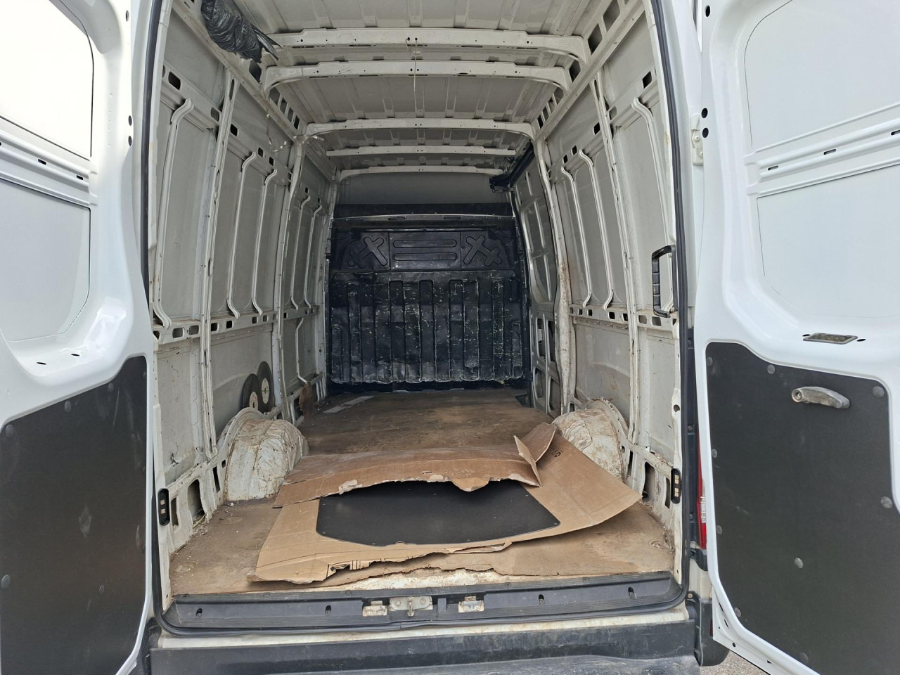 IVECO Daily 35S13V - Пассажирский фургон: фото 5 IVECO Daily 35S13V - Пассажирский фургон: фото 5