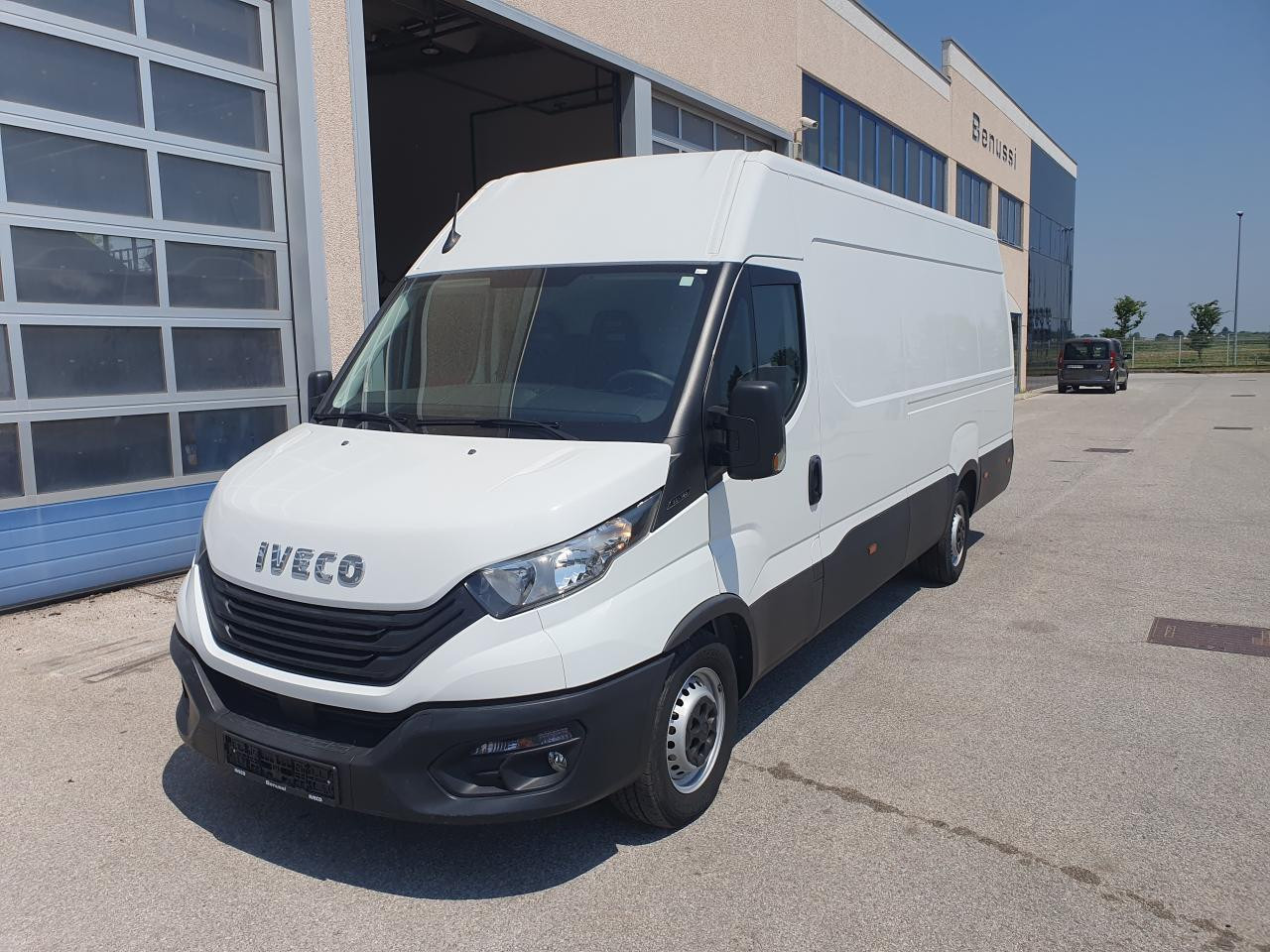 IVECO Daily 35S16V - Пассажирский фургон: фото 1 IVECO Daily 35S16V - Пассажирский фургон: фото 1