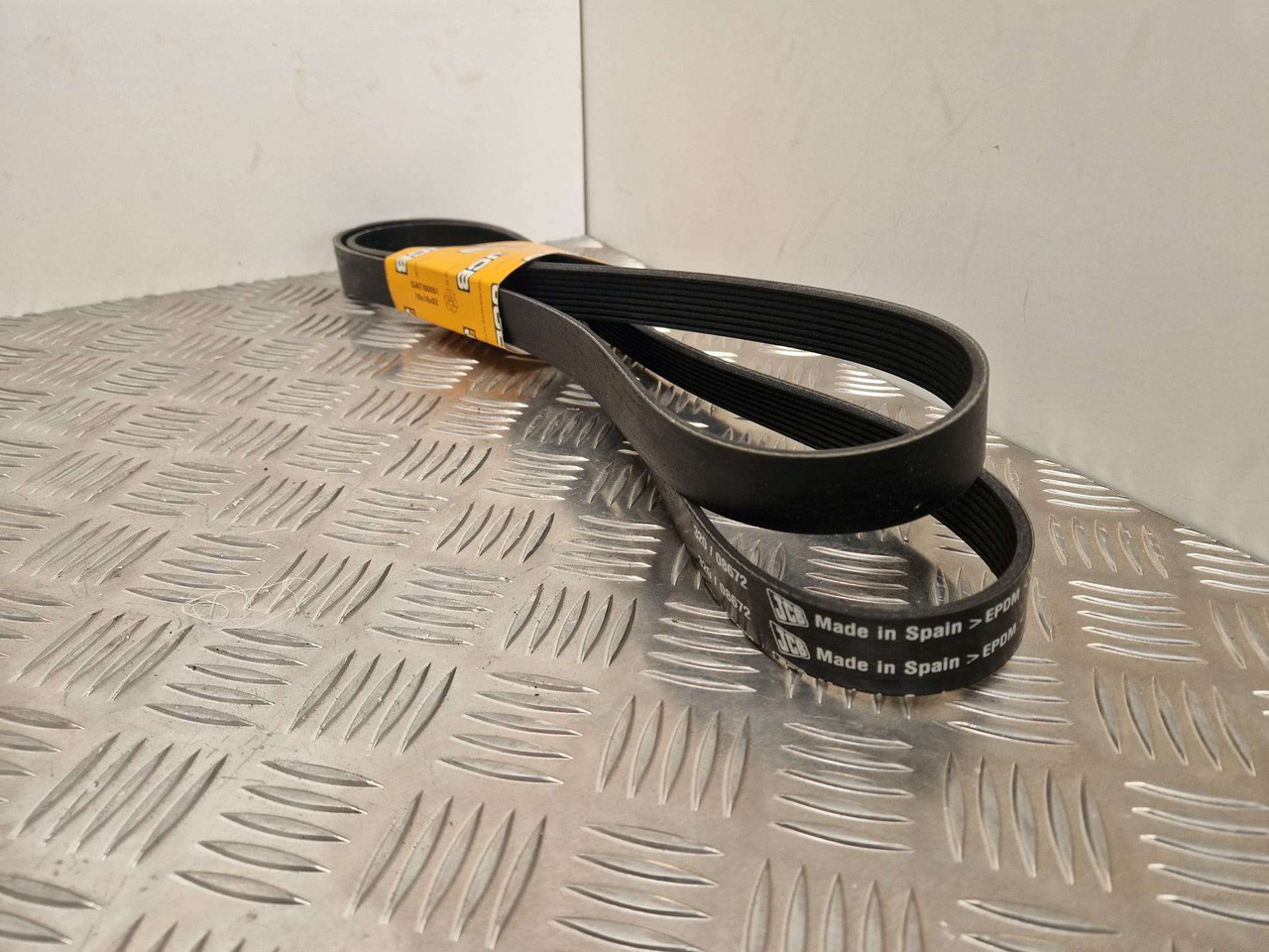 JCB 2079mm drive belt JS130 JS145 JS220 320/08672 - Двигатель и запчасти для Строительной техники: фото 2 JCB 2079mm drive belt JS130 JS145 JS220 320/08672 - Двигатель и запчасти для Строительной техники: фото 2