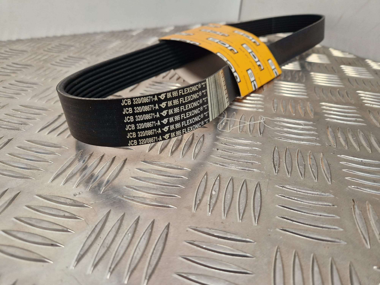 JCB 995mm drive belt JS130 JS145 JS220 - Двигатель и запчасти для Строительной техники: фото 2 JCB 995mm drive belt JS130 JS145 JS220 - Двигатель и запчасти для Строительной техники: фото 2