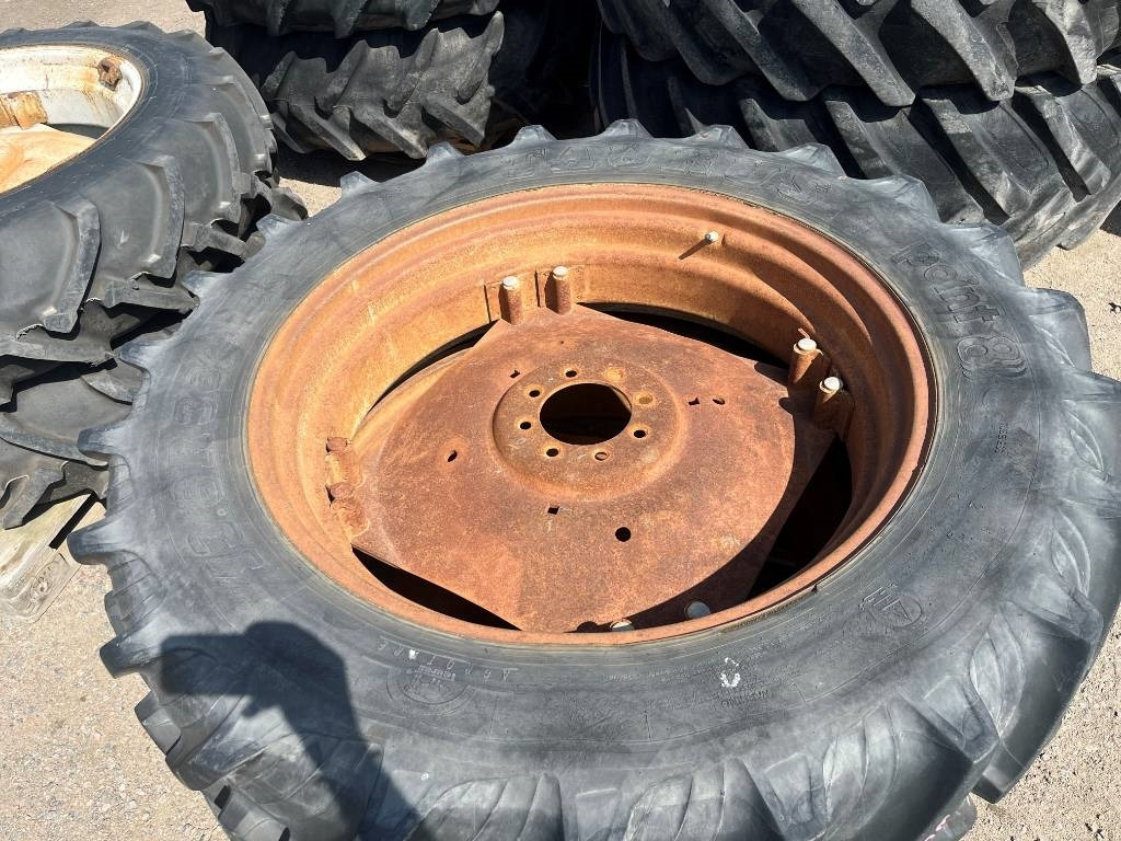 Taurus 13,6-R38 på fälg Case , MF , BM , IH - Шина для Сельскохозяйственной техники: фото 2 Taurus 13,6-R38 på fälg Case , MF , BM , IH - Шина для Сельскохозяйственной техники: фото 2