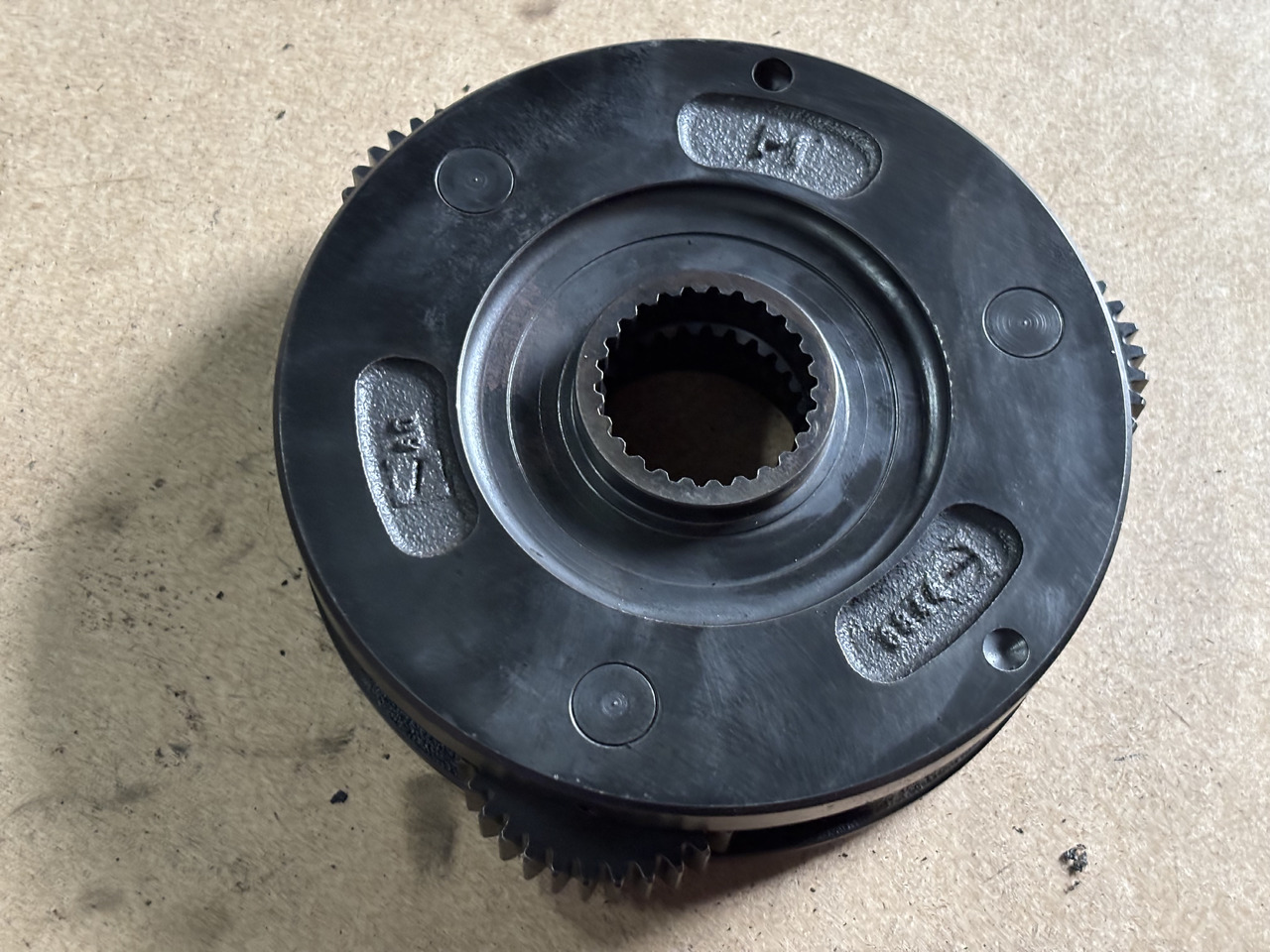 Claas AXION 830 Reduktor przekładni 60 0502 600 8 6005026008 - Дифференциал для Тракторов: фото 1 Claas AXION 830 Reduktor przekładni 60 0502 600 8 6005026008 - Дифференциал для Тракторов: фото 1