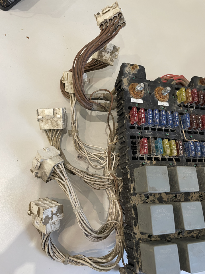 Deutz-Fahr Agrovector - centralka płyta bezpieczników - Предохранитель для Сельскохозяйственной техники: фото 1 Deutz-Fahr Agrovector - centralka płyta bezpieczników - Предохранитель для Сельскохозяйственной техники: фото 1